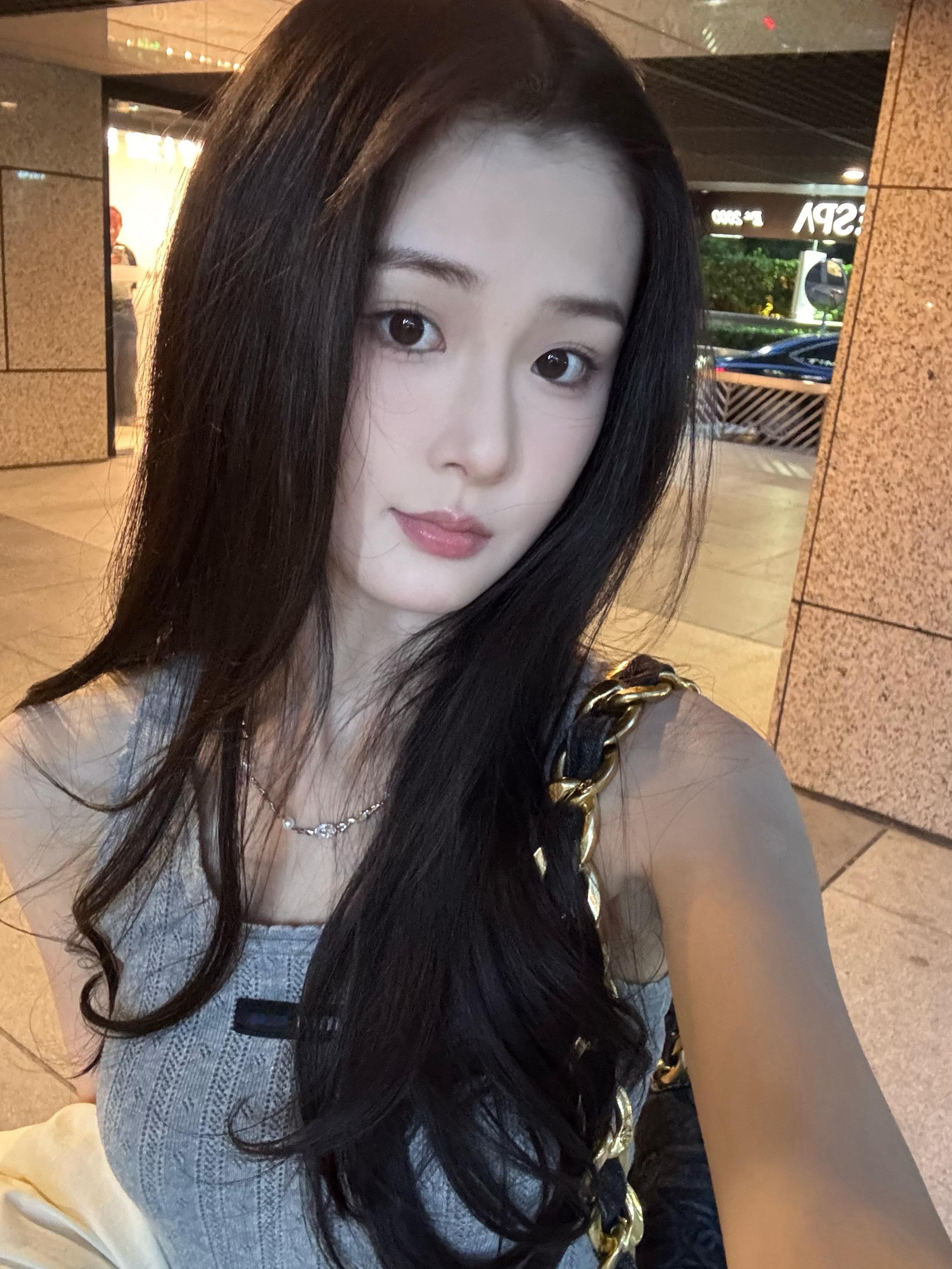 吉舒亦报告！我染了新发色！好喜欢啊啊啊，是那种冷黑一点点棕，比之前
