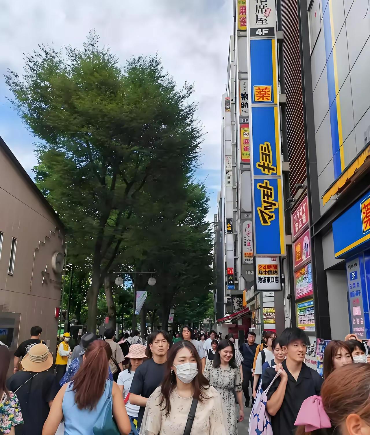 别光盯着“开战撤离”，95万在日同胞的当下更该被看见！中日关系降温，没人比9