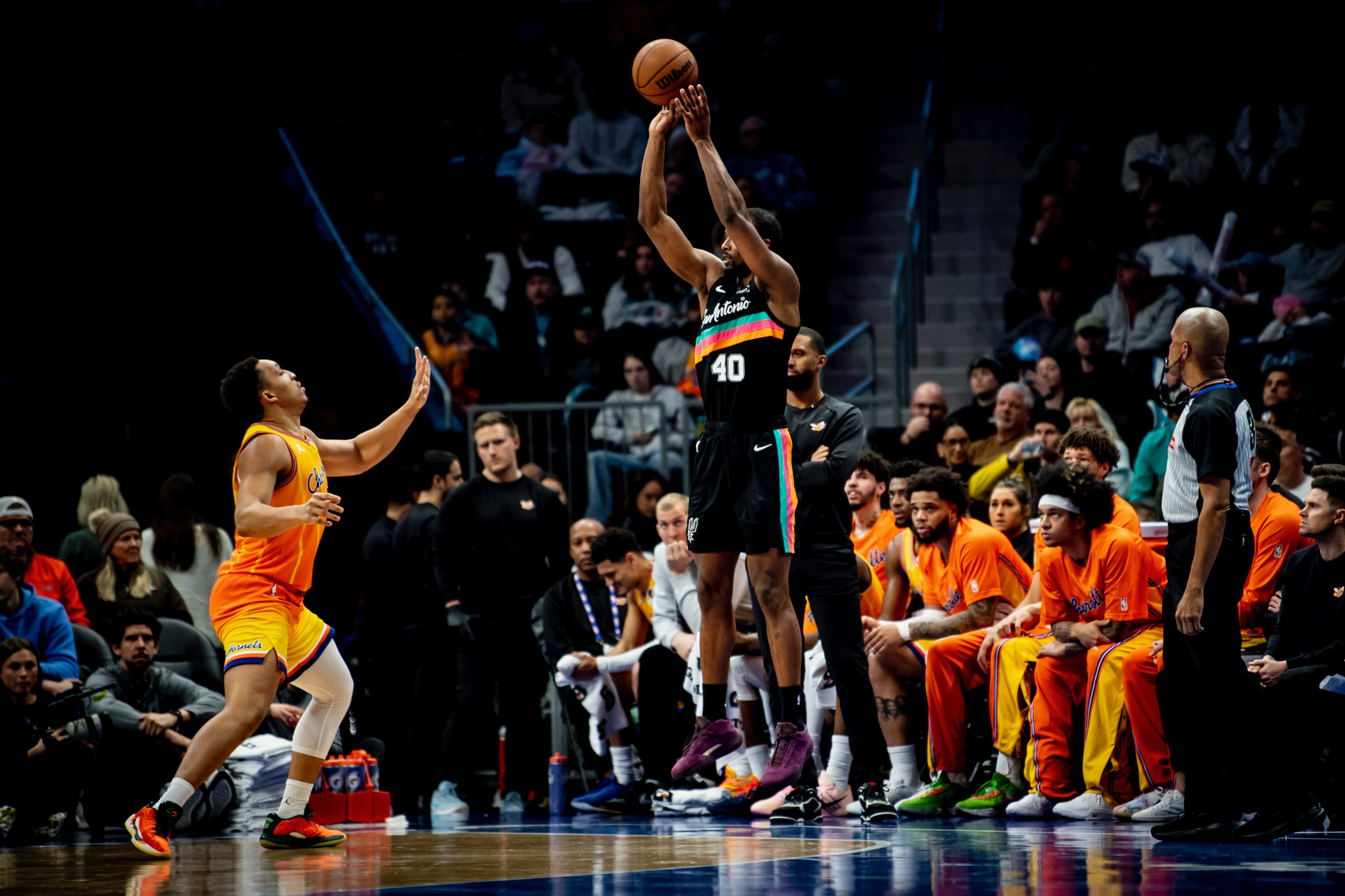 醒来是一场失利马刺客场106-111不敌黄蜂，助力对手拿到6连胜。马刺（32-1