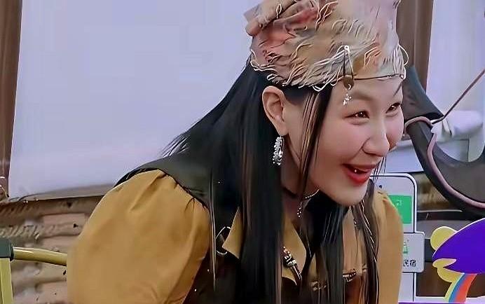 金靖：“我想问一下，亲那么多下，什么感觉？”这是金靖和张凌赫在综艺或剧组的逗