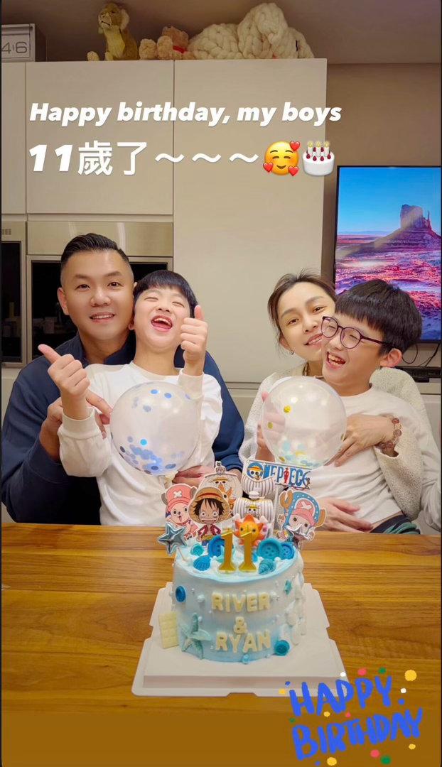 范玮琪首次公开双胞胎儿子正面照！一家四口温馨庆生，50岁的她状态依旧出众，光彩照