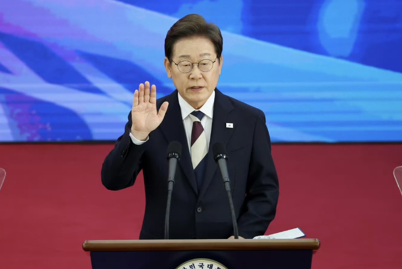 一片哗然，李在明上任第一天就闹出矛盾！多家外媒在报道中称，由于新当选的韩国总统李