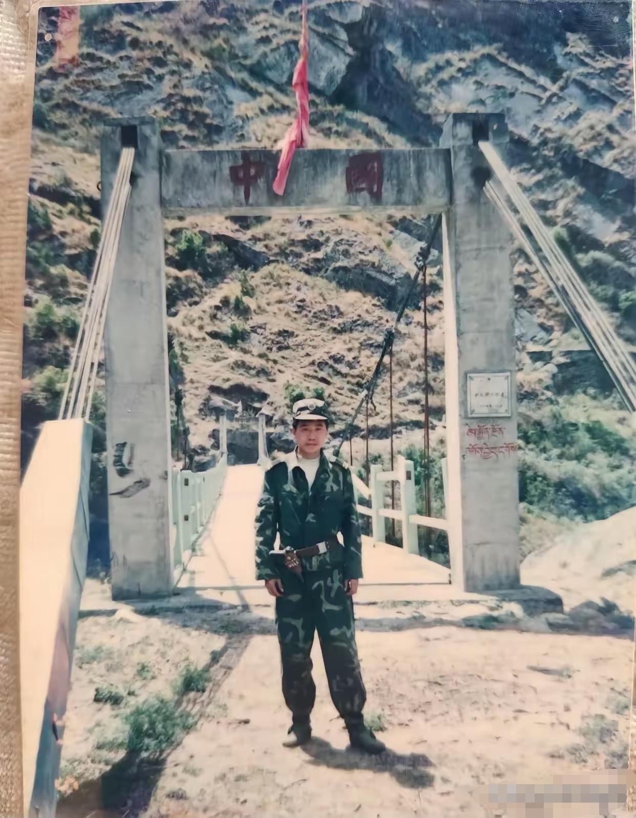五十年，一面旗，一条沟谷里的中国国门。1973年的吉隆口岸，是土房、马帮和