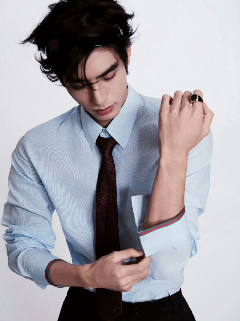 宋威龙27岁的第一个代言宋威龙一个月连宣三个代言生日当天的官宣，比什么礼物都实