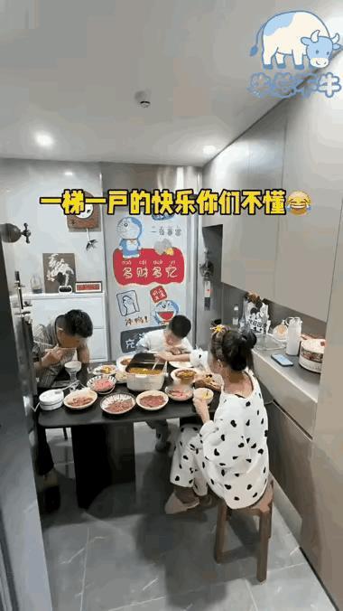 一梯一户的房子，一般面积都很大的，有宽敞的餐厅位置，不明白这家人为什么挤在门口吃