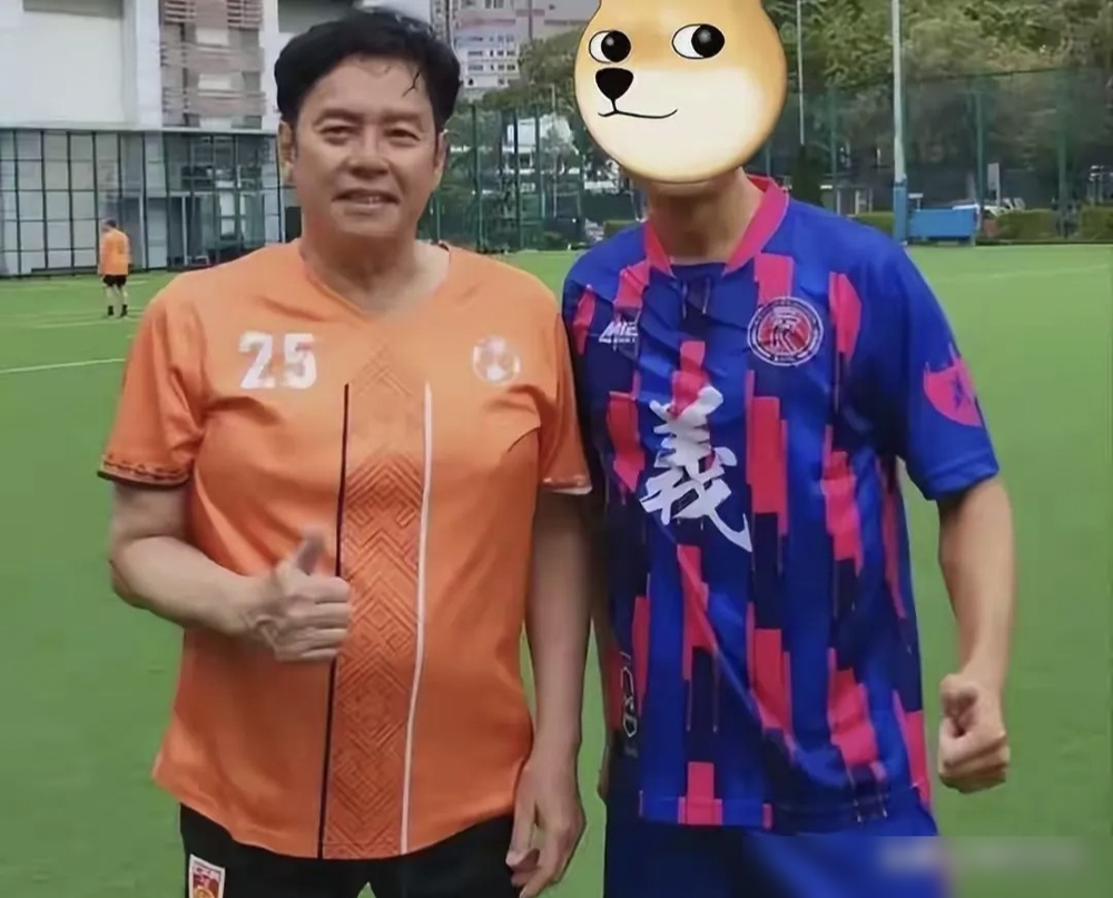 谭咏麟76岁开唱，瘦了20斤，刘德华冲上台说了一句话，全场炸了。红馆尾场，刘德华李克勤登台合唱新歌《