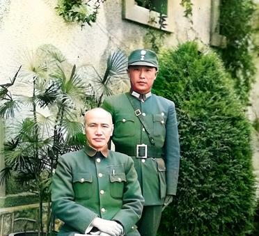 这是蒋中正与第八军军长李弥在一起。李弥是黄埔军校第四期毕业生。这一期也是后来出现