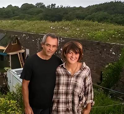 2019年，英国约克郡一对夫妻，正在翻修自家的老旧厨房。螺丝刀撬开百年地板时