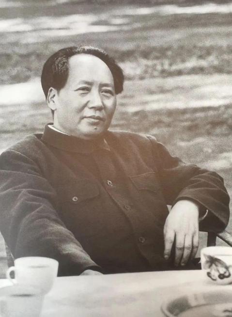 贺晓秋曾两次救下毛主席，1960年，建国后其子上北京被毛主席接见，主席说道：我给