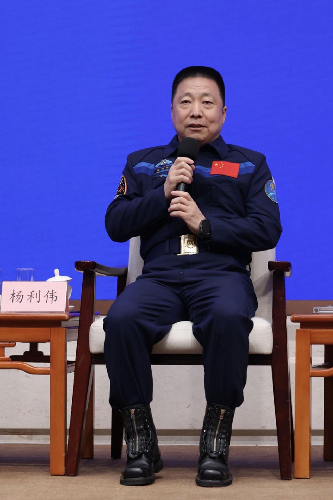 杨利伟去了趟新疆，带回一个和载人登月有关的消息。在近日举行的中国载人航天工程