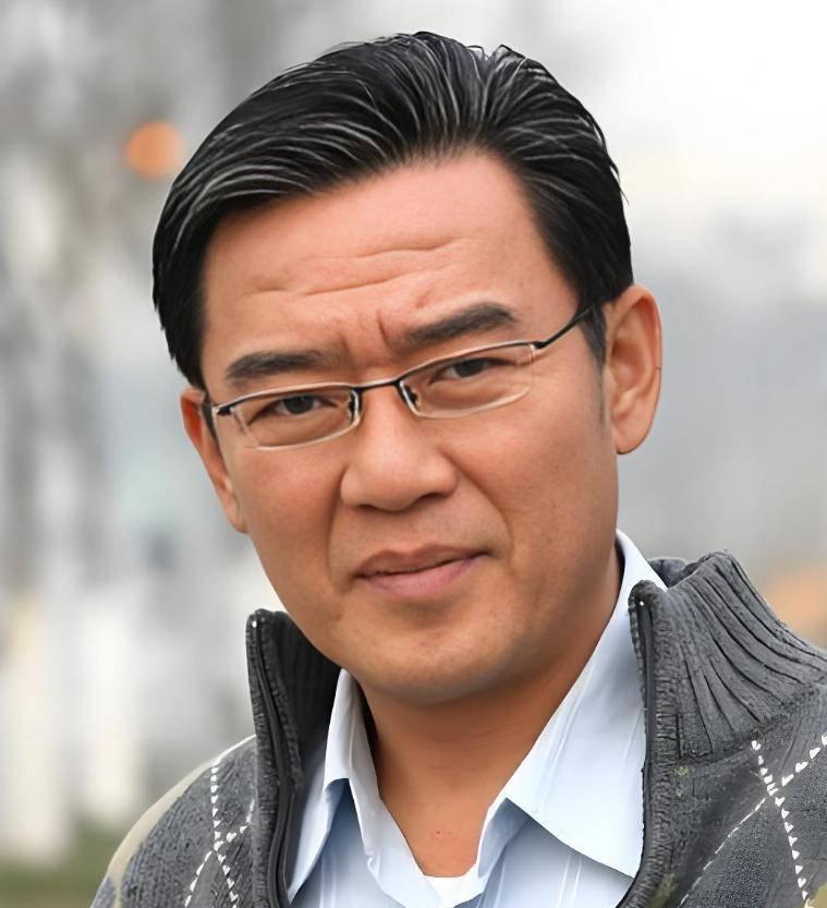 李立群这辈子没求过人，老了栽在三个孩子手里。44岁的大女儿不嫁，38岁的二