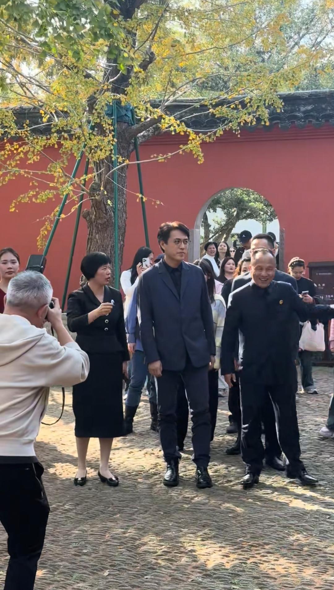 11月16日，演员靳东趁着工作之余参观了浙江衢州孔氏南宗家庙，靳东高大帅气的形象