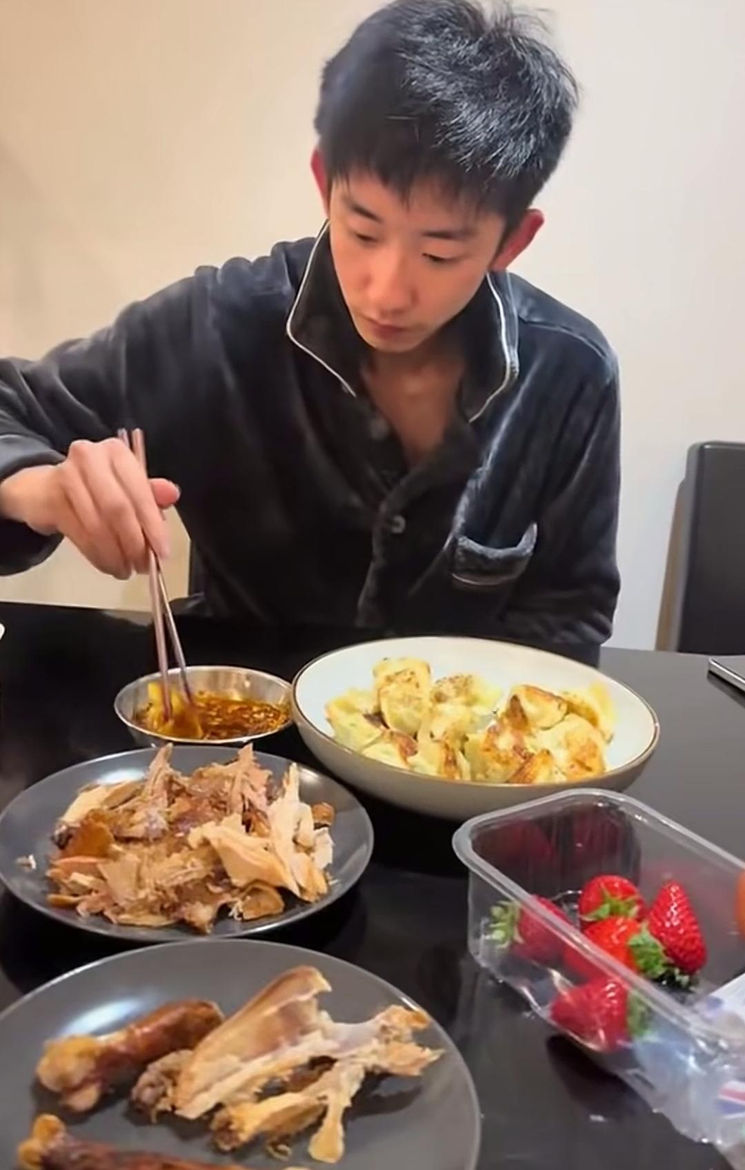 一些自媒体说吴宜泽平时住在塞尔比家，很显然，这个说法有问题！真实的情况，只是