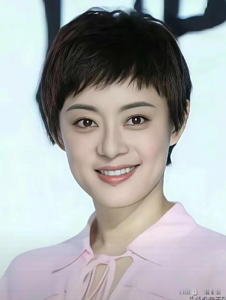 孙俪和蒋欣两个都漂亮，孙俪漂亮的正规，蒋欣漂亮的邪性。孙俪越长越成熟，蒋欣越