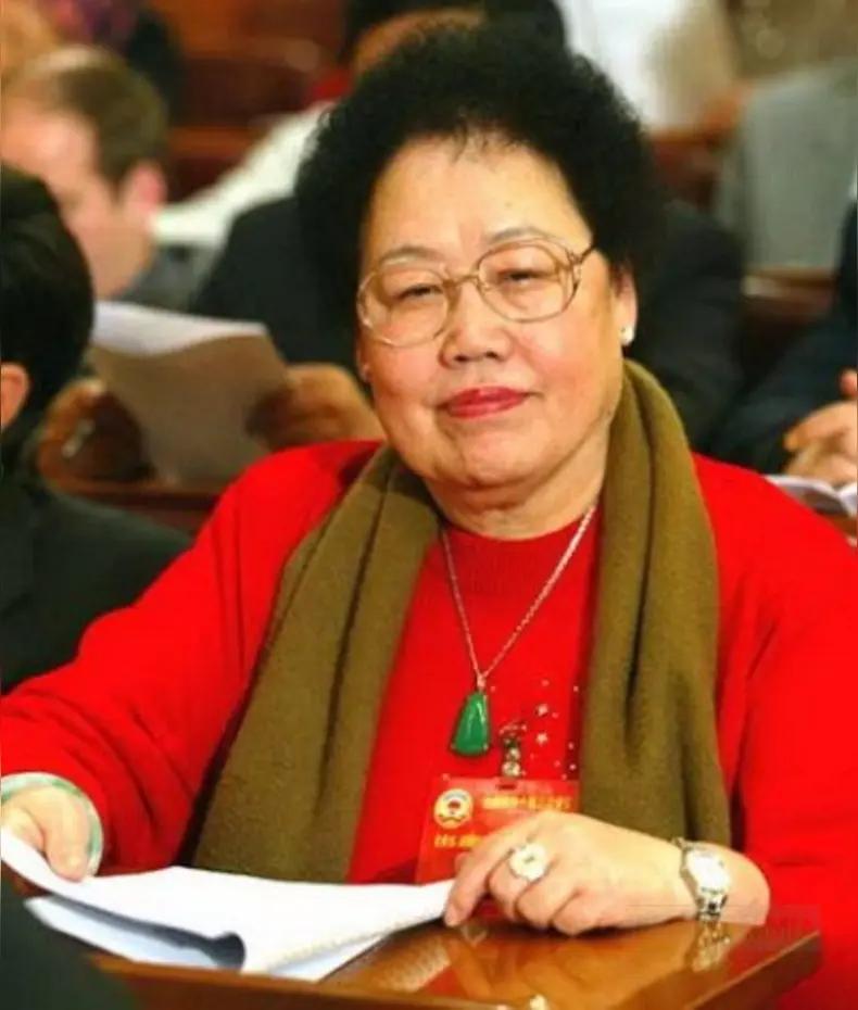 1959年，18岁的陈丽华嫁给了北京电信系统某高管，生下三个孩子后，二人因性格