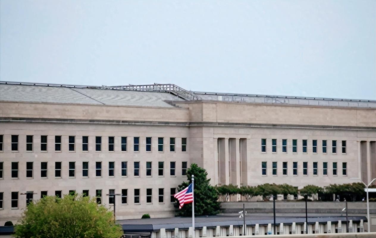 美国这帮媒体是真被惹毛了！这边联邦法院刚判完，说五角大楼限制媒体的那些破规矩违宪