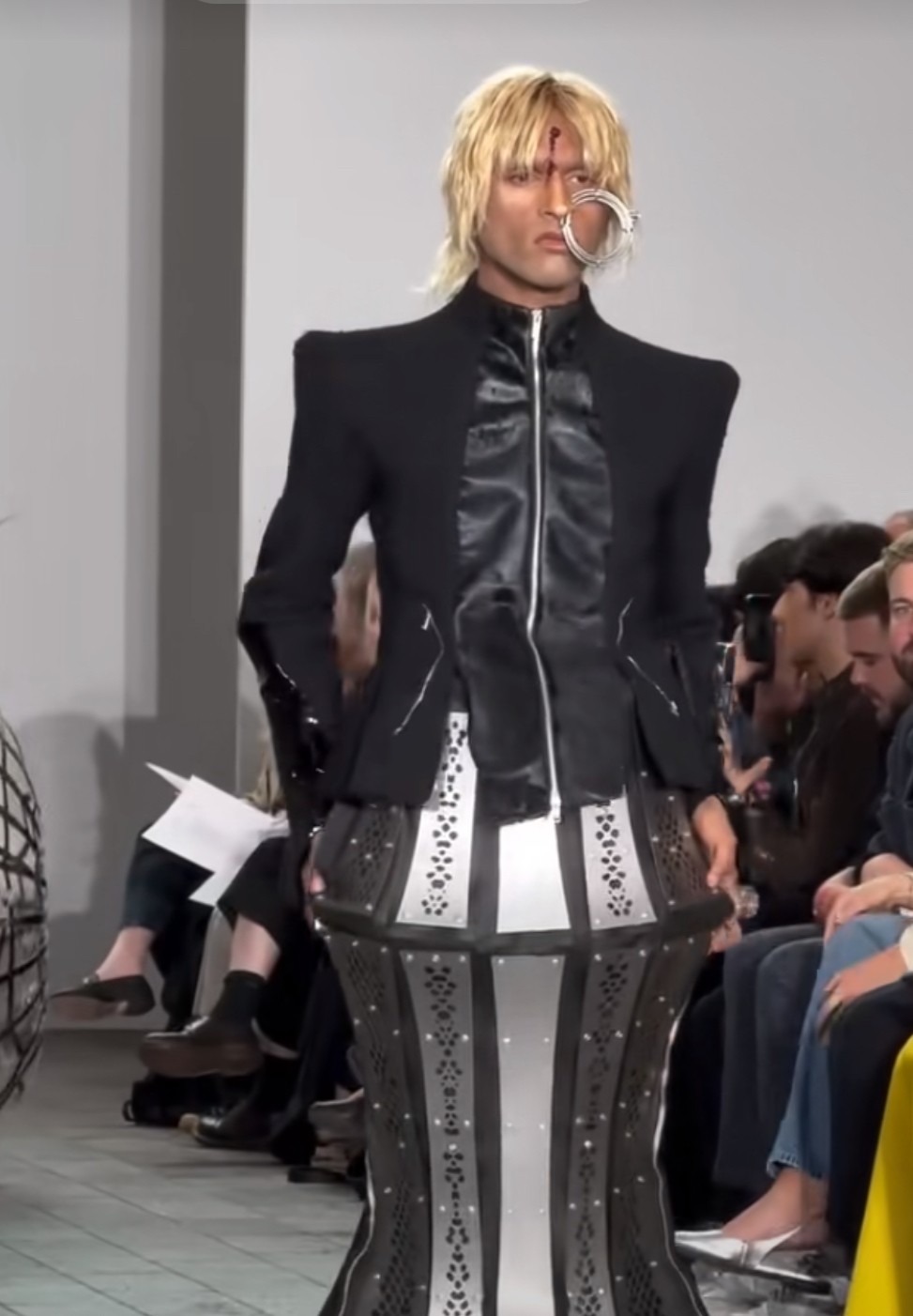 丑爆了，巴黎世家新款西服，请问？这是为什么人设计的？这个衣服什么场合穿，上