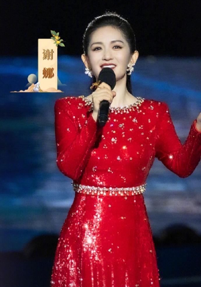 #谢娜央视主持#她的主持风格更偏向轻松幽默，在活泼的舞台上格外亮眼；面对央视