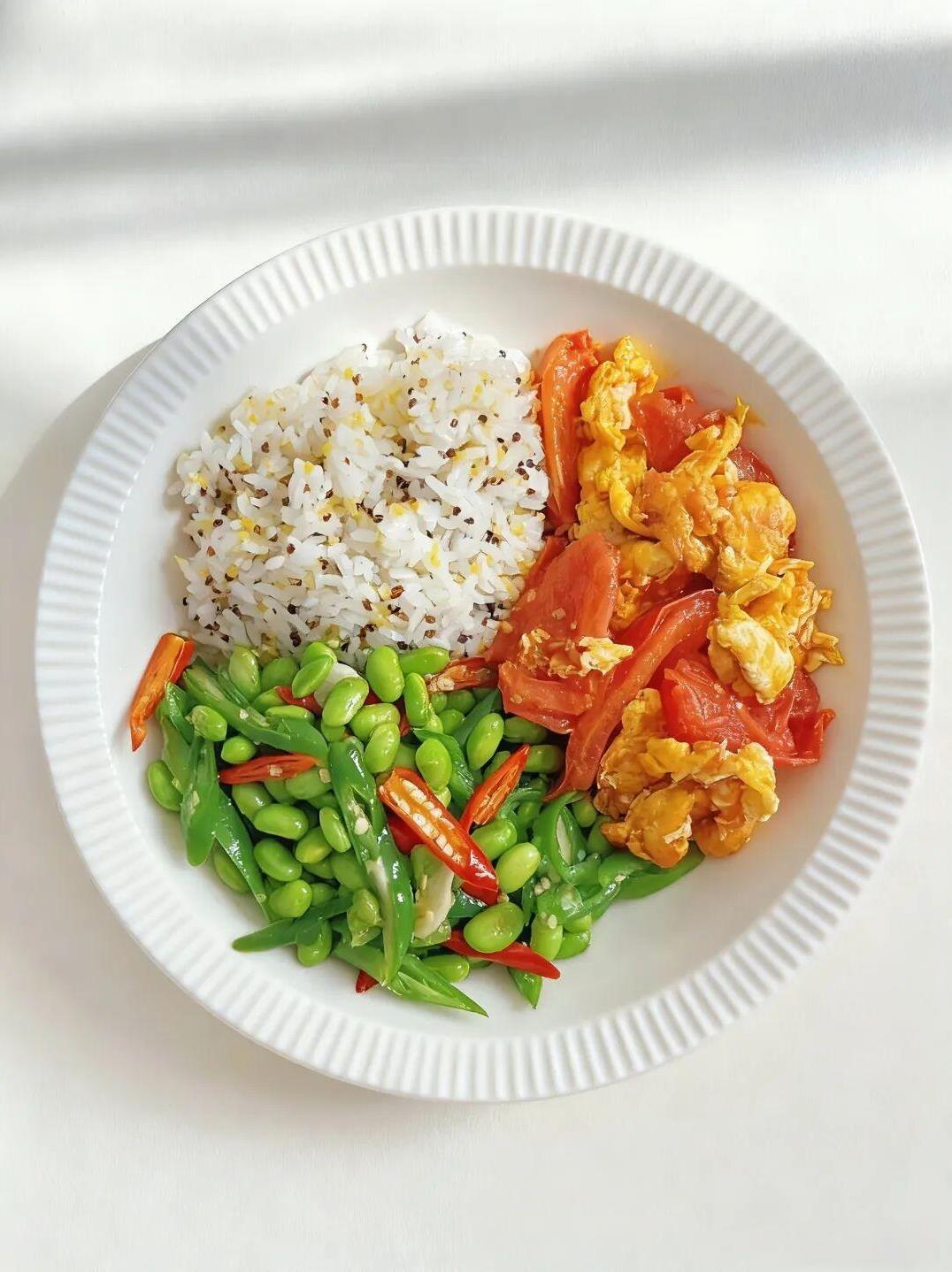 一周菜品展示一：西红柿炒鸡蛋+辣椒炒毛豆；二：蒜苔炒肉+香辣虾；三：肉饼蒸蛋