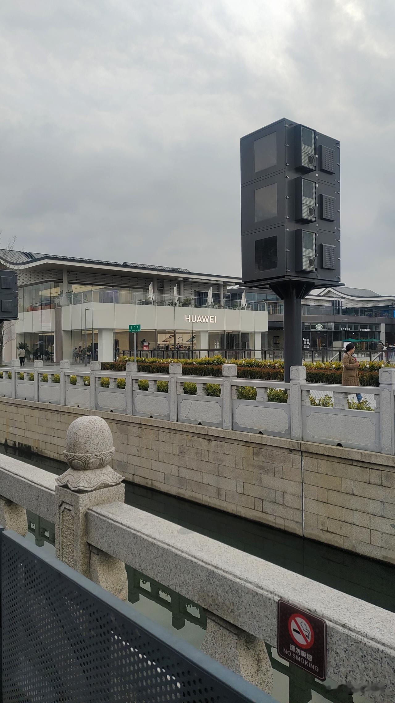 没有头晕啥的我不肯量血压，有大半年没有量过了。上个月还是老伴量血压，我趁机用电子