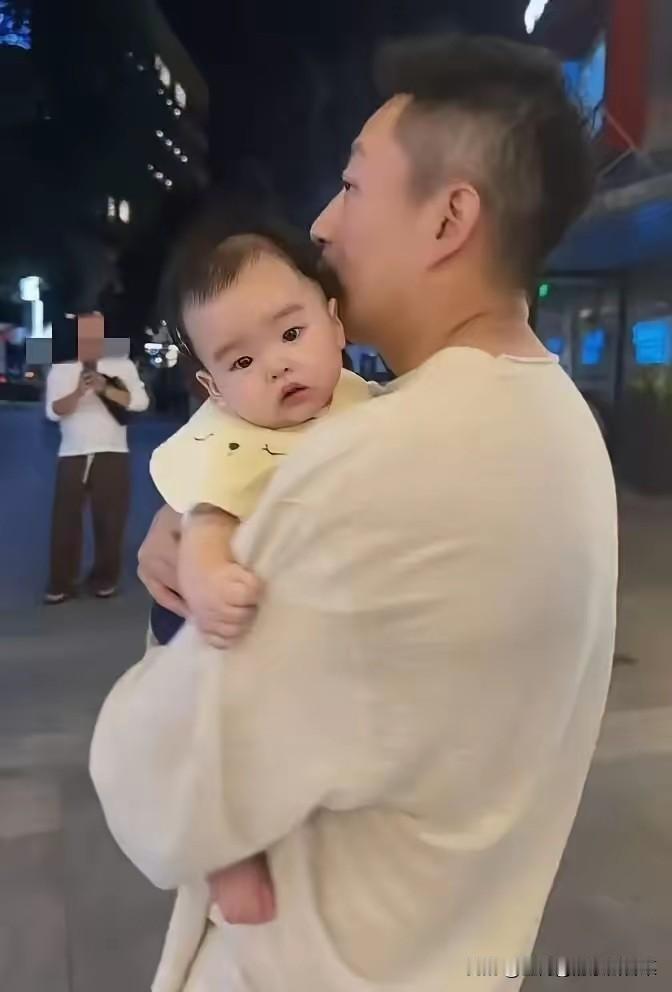 米色休闲的汪小菲大半夜带汪宝儿消食走到自己家店，开始指导工作。加上马小梅和丽芳阿