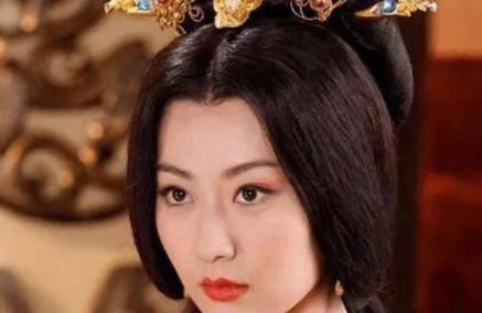 公元617年，李密奉命护送杨广的萧妃回扬州老家散心，李密看着娇艳欲滴的萧妃，随着
