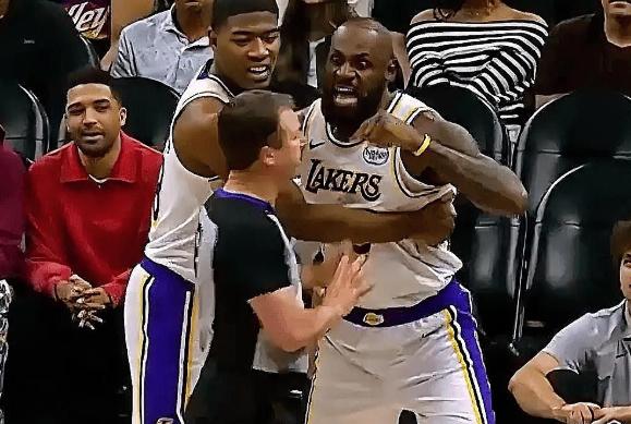 NBA赛场冲突！在今天比赛中，狄龙直接将球砸向詹姆斯，詹姆斯怒气冲冲追着狄龙
