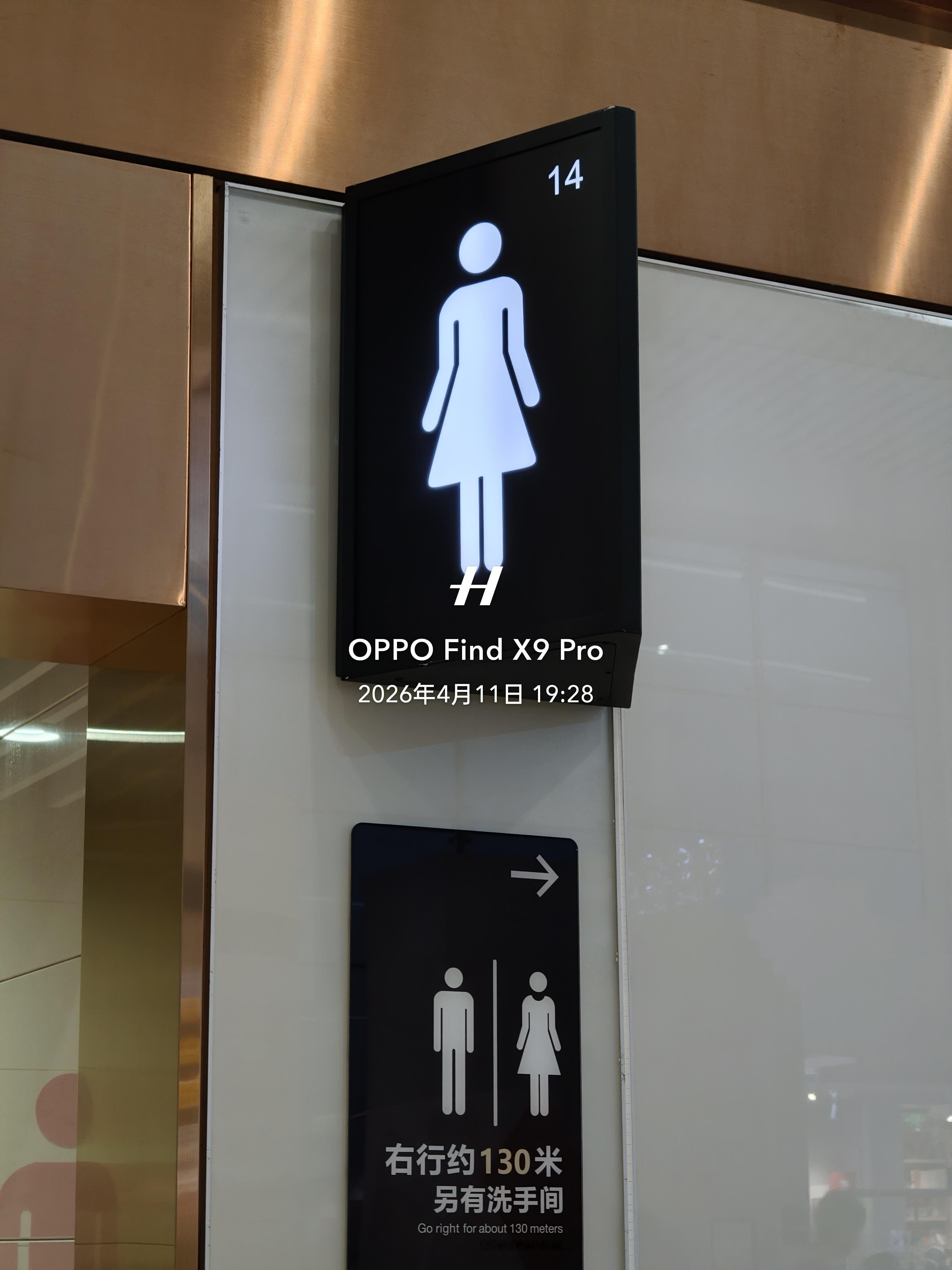 MD刚刚差点跟着人进女厕所了，我低头一直刷手机来着，都进厕所门了，发现前面的人