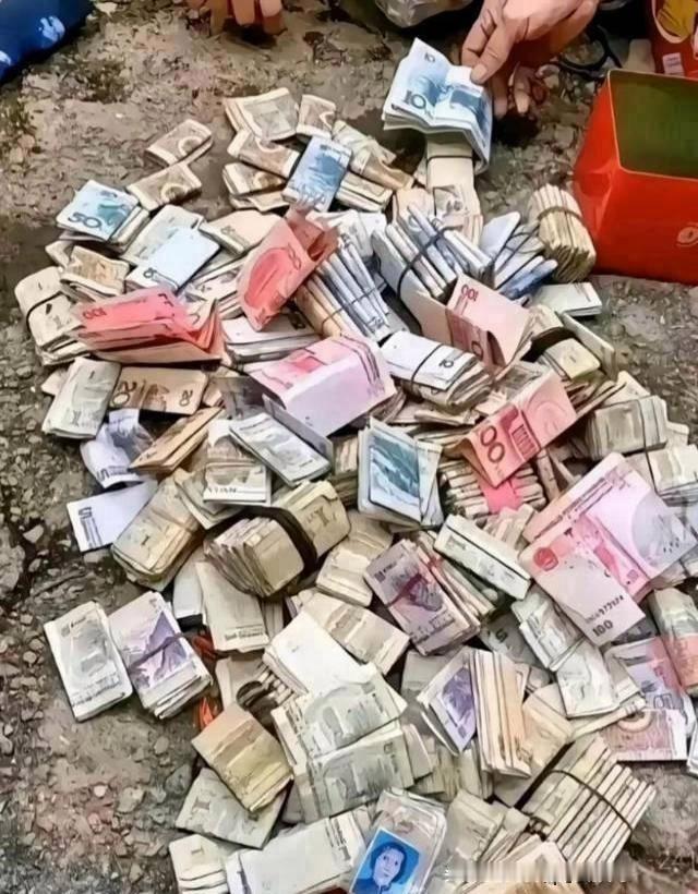 虽然说金钱不是万能，但是没有钱万万不能！各位觉得呢？