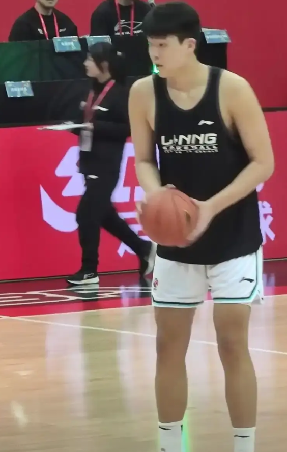 东契奇都为国出战！杨瀚森打亚洲杯何错之有？NBA新秀更需要大赛淬炼！