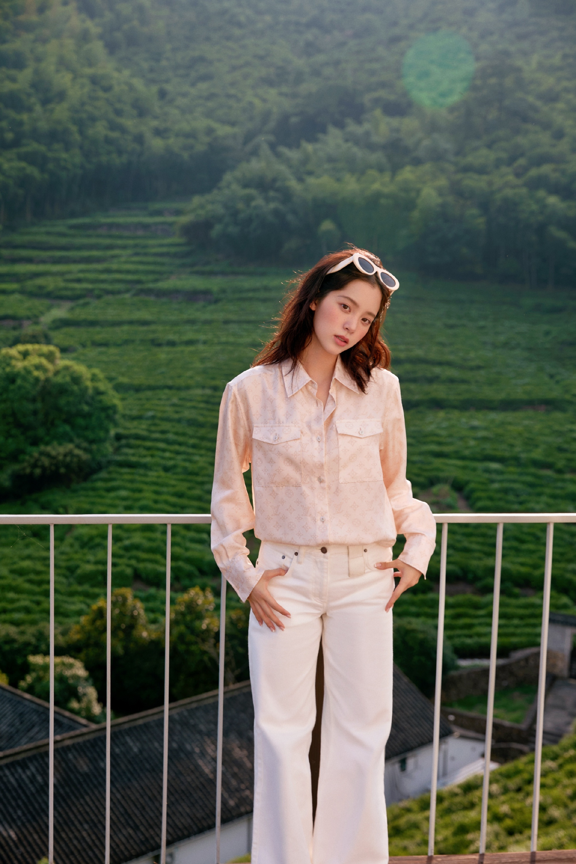 欧阳娜娜：ɪɴ莫村旅馆，一抹绿一袭白，尽享悠然假日。欧阳娜娜于ɪɴ莫村旅馆，一抹