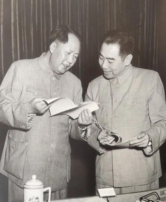 有一次毛主席打电话找周总理，问恩来同志在干什么？值班人员回答说，睡觉了。毛主席又