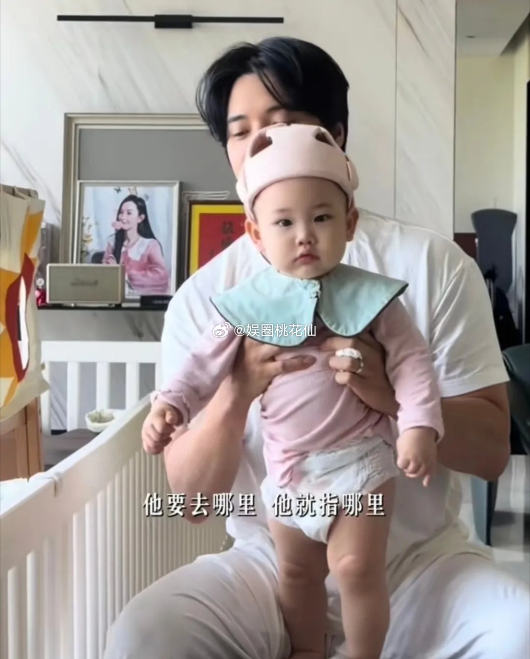 张檬又晒儿子啦！宝宝11个月，她还在坚持母乳喂养，夜里也要喂一次。Dylan穿着