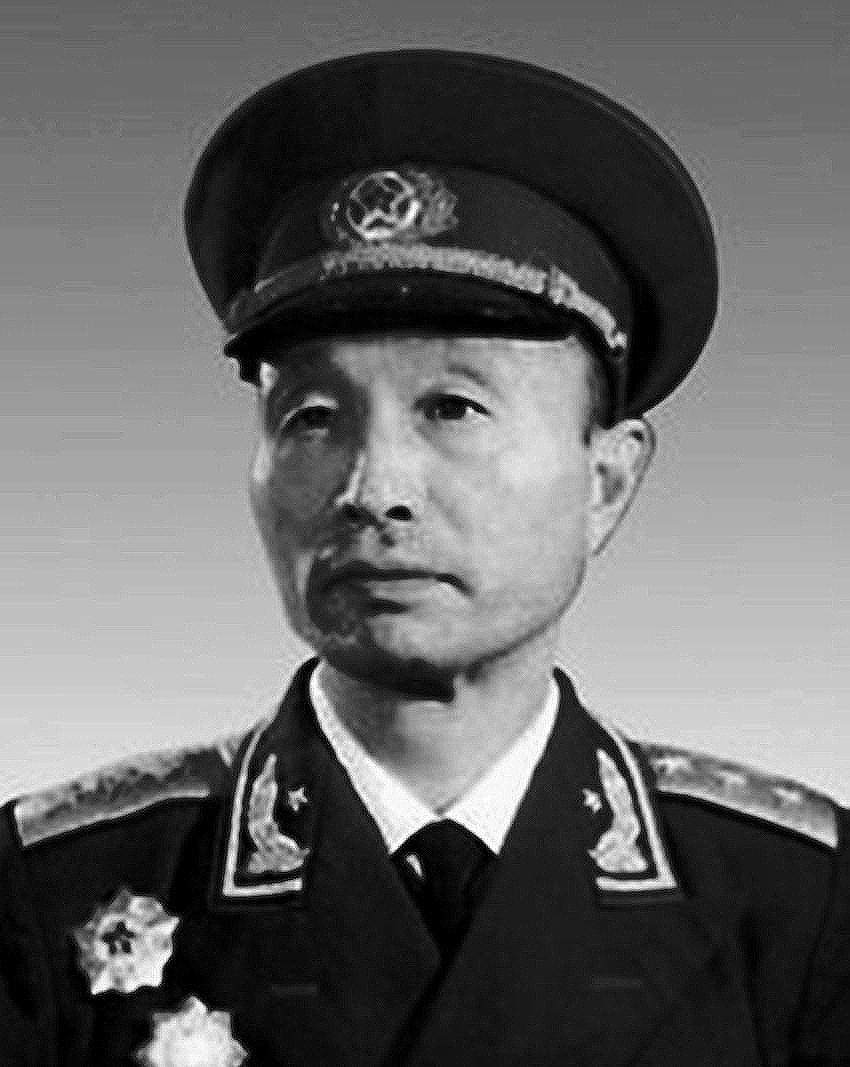 1964年，周恩来在一次会议上拦住准备离开的张爱萍，特意指着他的衣服口袋要求检查