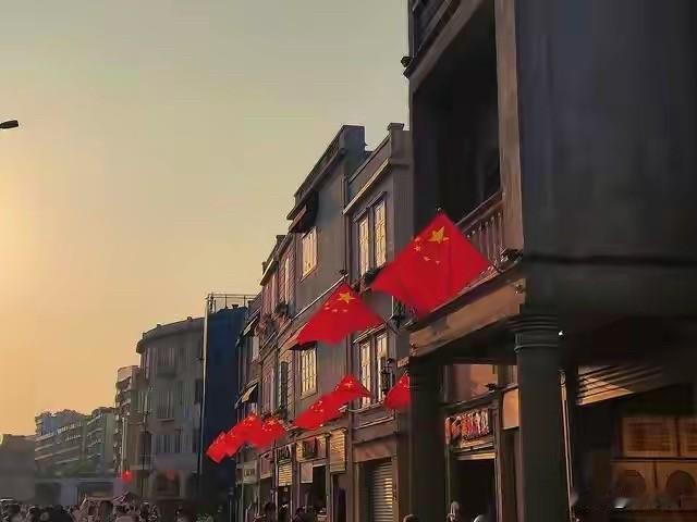 你有没有发现一个很“反常”的现象？在纽约时代广场，一群中国游客举着手机外放《