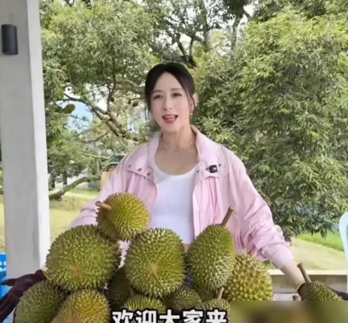 胡静的丈夫，为了她随口提了句想吃榴莲，直接种了50棵猫山王，现在每年光果园纯赚2