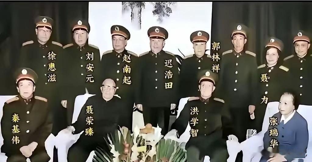 90岁聂荣臻寿宴上，6位开国将军齐现身！这张合影背后太动人那天北京的冬天挺冷