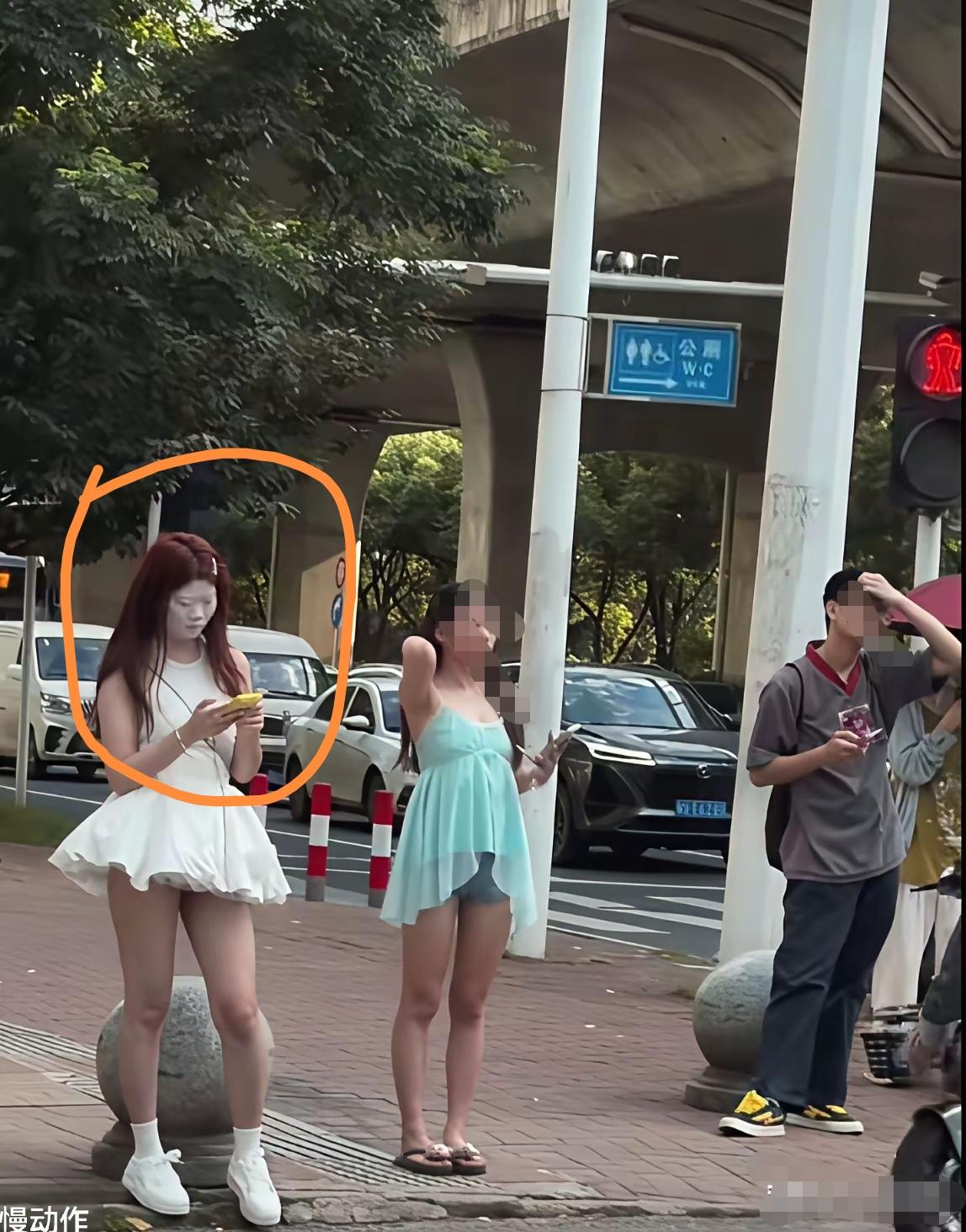 这位小姐姐应该是搞装修的吧，涂的是不是腻子粉？把大哥都看懵了。