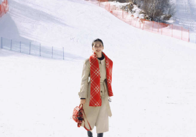 崇礼的雪景配上她的骨相，画面真的太美了。不需要复杂的妆造，简单的风衣和雪地就拍出