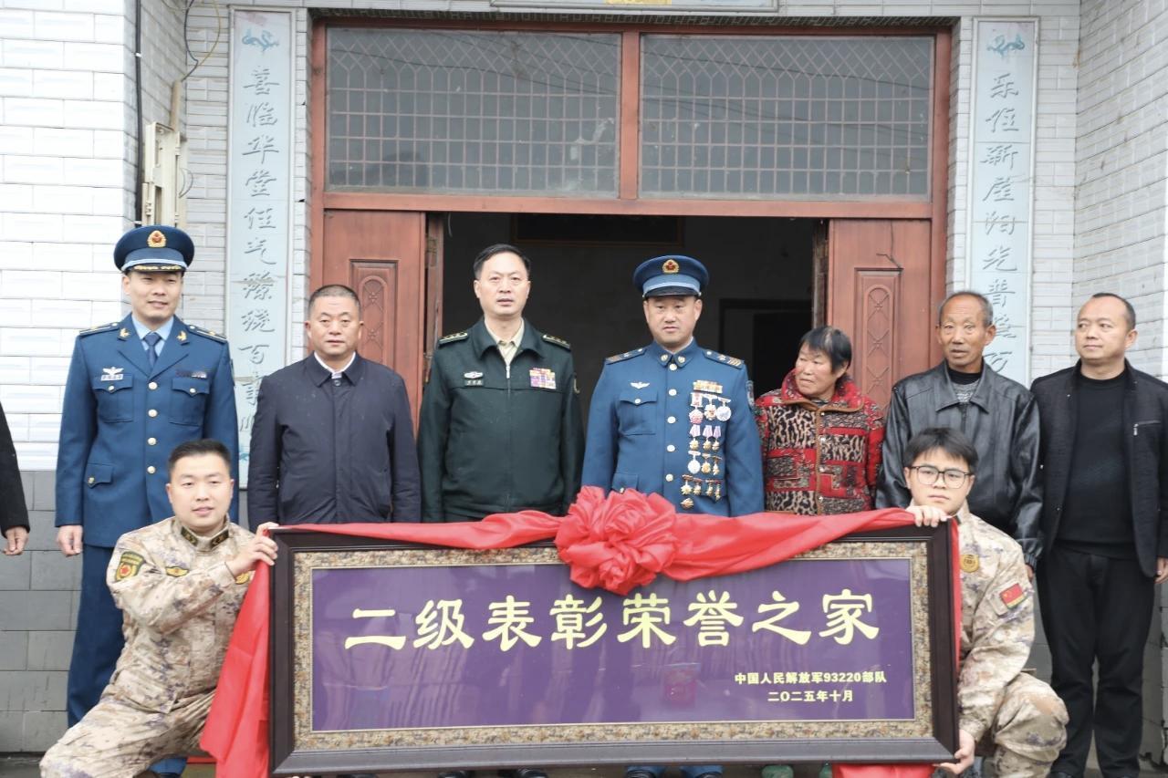 舒见自1998年12月入伍以来，始终坚守飞行保障一线，用青春和汗水诠释了军人的责