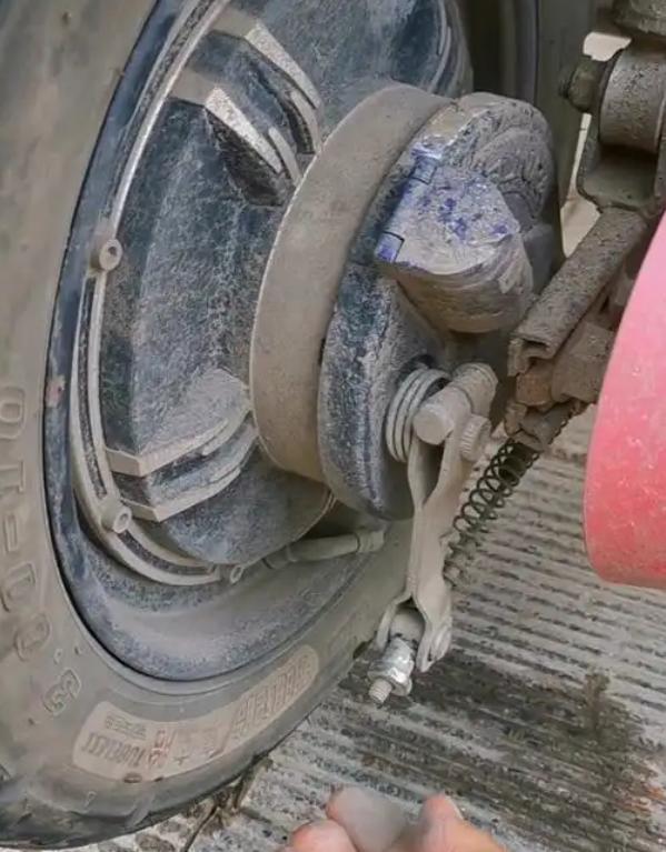 两轮电动车选碟刹还是鼓刹？别被商家忽悠！老司机教你10秒选对不踩坑买两轮电动