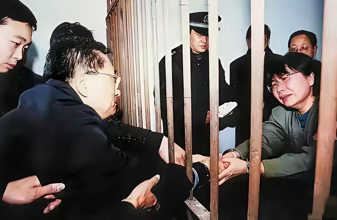 2001年12月19日，随着一针蓝色的液体缓缓注入身体，沈阳市原常务副市长马向东