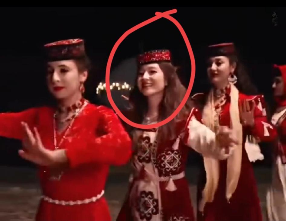看了这两张剧里截图我才对李兰迪是少数民族有了实感。以前看她演校园剧是真看不出