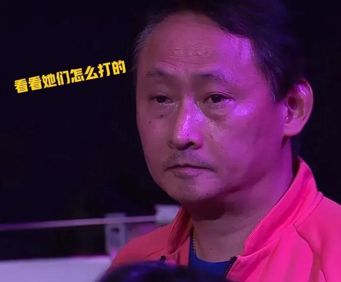 张本宇昨晚特意去看了海产姐妹的女双比赛，这是要给女儿张本美和提前布置战术了！！