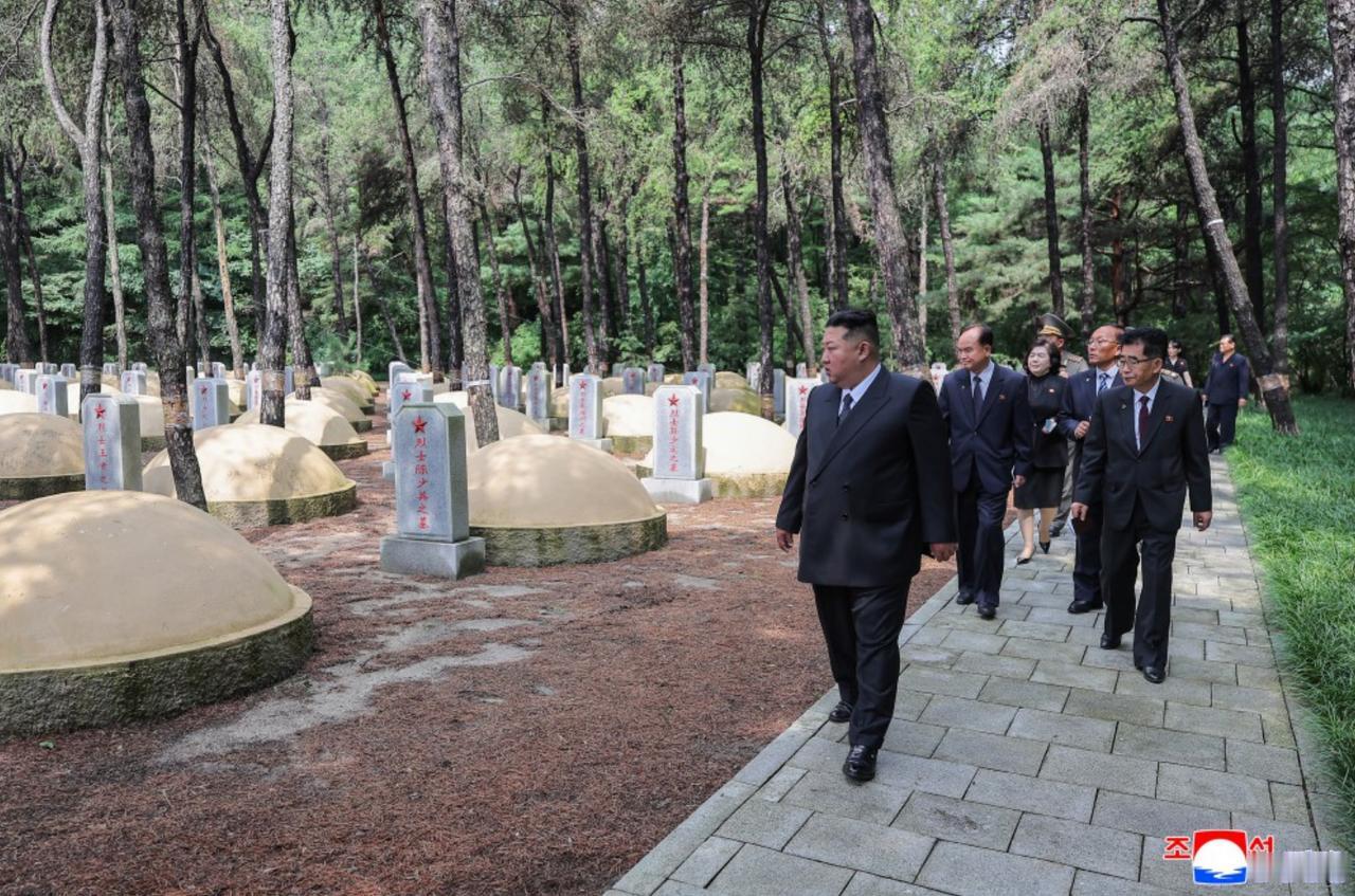 朝鲜金正恩参谒中国志愿军烈士陵园，深刻缅怀献花，引起外界关注。7月26日，朝