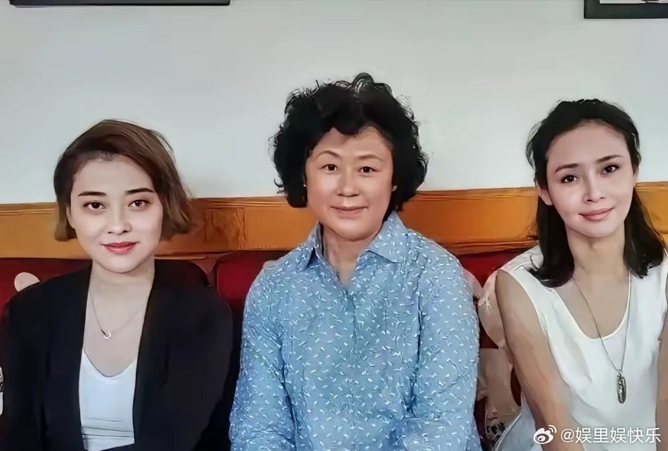 C位抢过梅婷的，是个小编剧。白玉兰奖合照惹好奇，短发女子稳占中间，两边坐着知名演