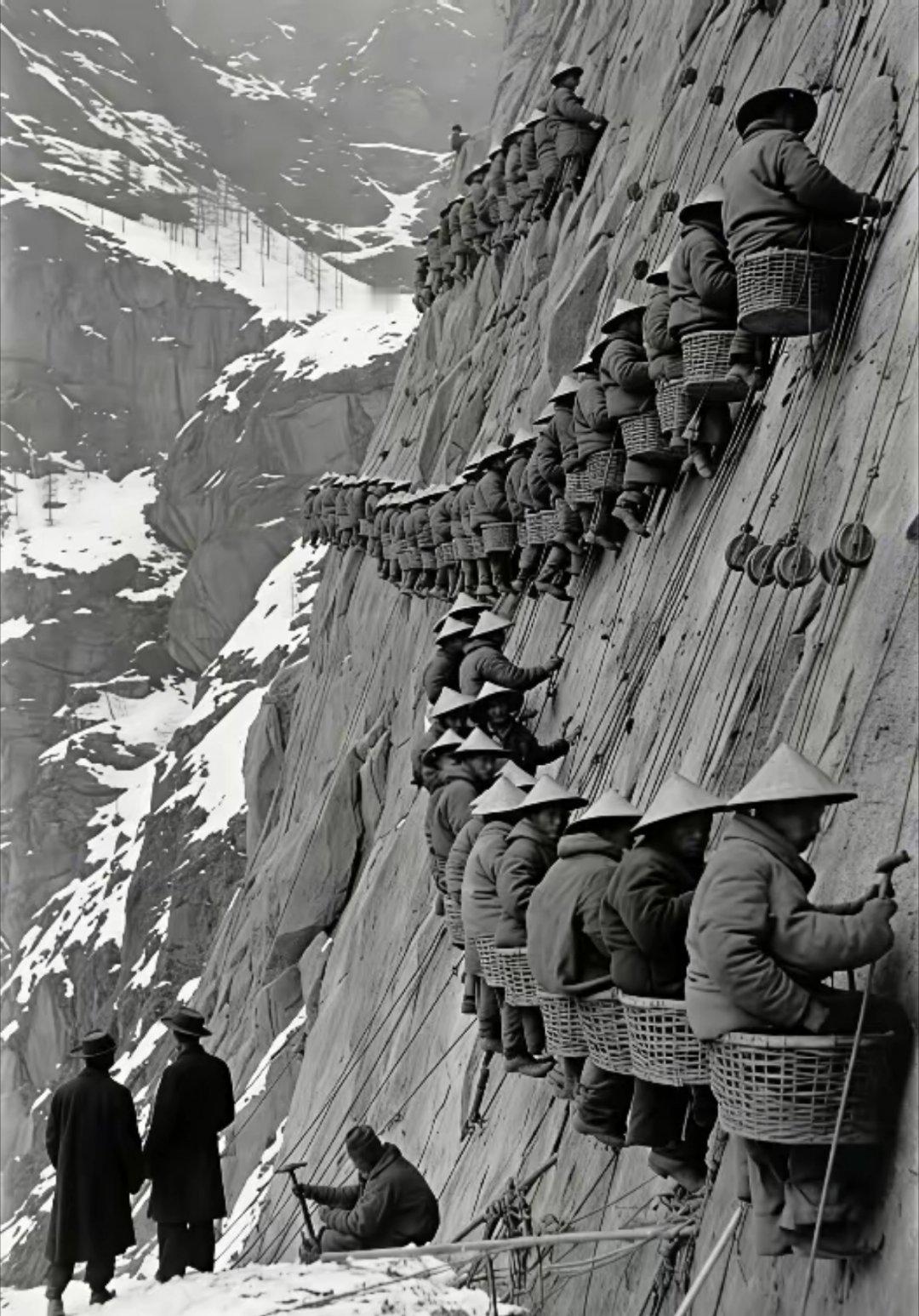 1863年，中国劳工在内华达山脉陡峭的悬崖上施工，修建中央太平洋铁路的历史瞬间