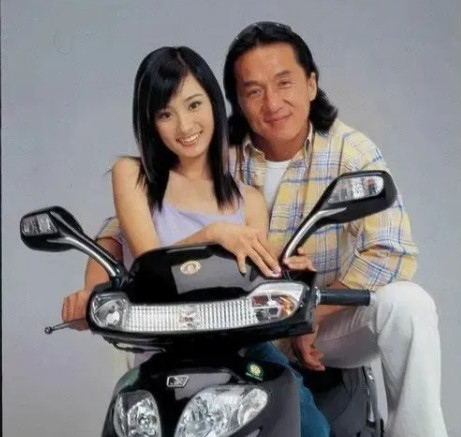 2003年，17岁的杨幂被49的成龙一把搂进怀里，当时两人在拍广告，成龙片酬50