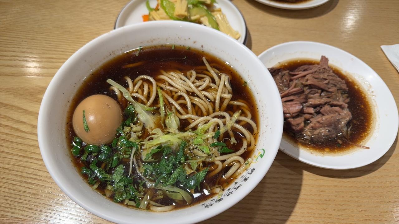 在单位，不管在哪上班，要想混得开，这4点请记住：1、把握真实权力结构；2、能力是