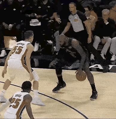 越看越上头，要么说还是詹姆斯强！乔丹的支撑脚像被钉子钉在地上一样，身体晃动几下晃